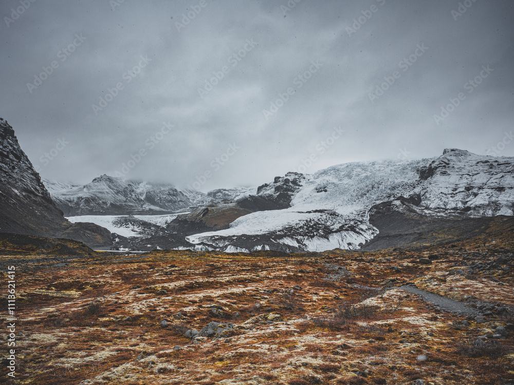 Paysage glaciaire sous un ciel couvert en Islande Paysage glaciaire sous un ciel couvert en Islande