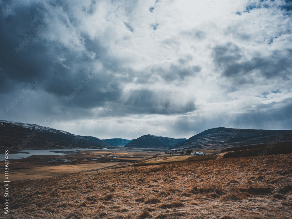 Paysage dramatique islandais sous un ciel nuageux Paysage dramatique islandais sous un ciel nuageux