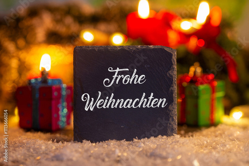 Weihnachtsgrüße: Schild mit der Aufschrift FROHE WEIHNACHTEN vor  Weihnachtsdekoration