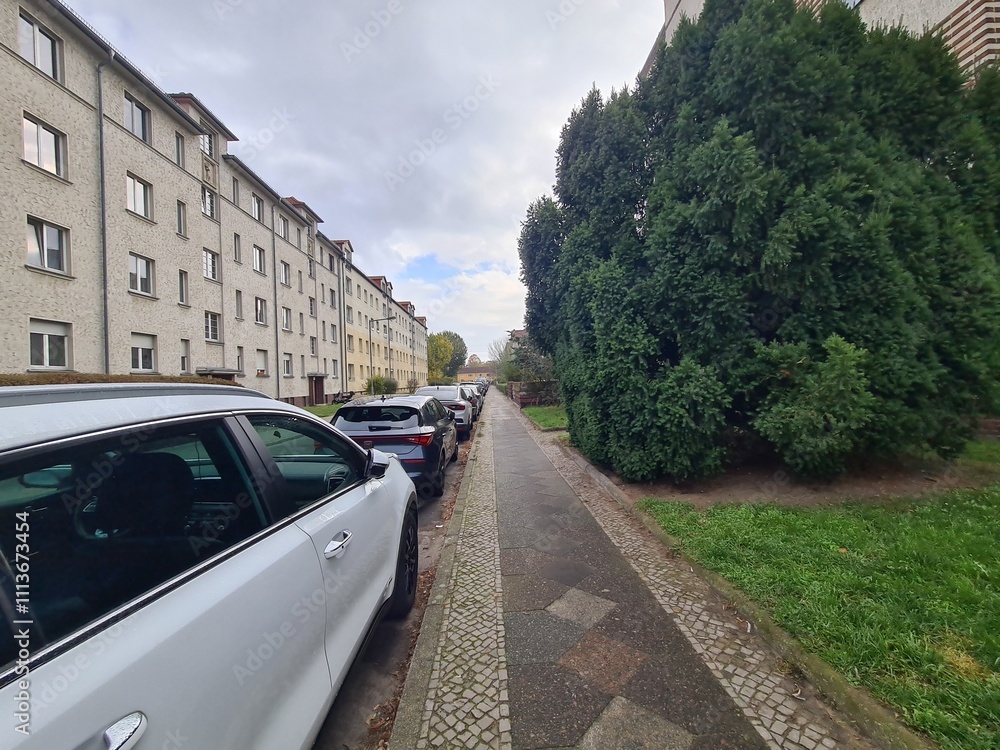 Fototapeta premium Bürgersteig in einem Wohngebiet in Berlin Treptow/Köpenick