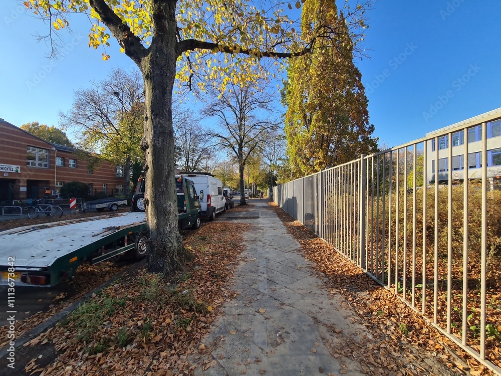 Bürgersteig mit strahlend blauem Himmel in Berlin Neukölln (Ecke Sonnenallee) Bürgersteig mit strahlend blauem Himmel in Berlin Neukölln (Ecke Sonnenallee)