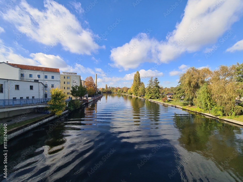Obraz premium wunderschöner Seeblick von der ''Katzengrabensteig'' - Brücke auf den See in der Altstadt Köpenick (Berlin)
