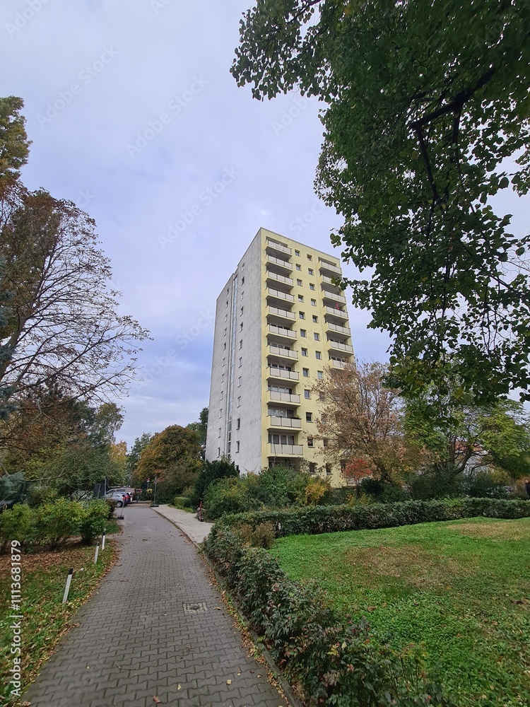 Blick auf eine Landschaft mit Hochhaus auf der rechten Seite in Berlin Johannisthal Blick auf eine Landschaft mit Hochhaus auf der rechten Seite in Berlin Johannisthal