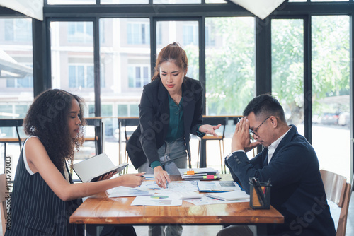 Foto Business Meeting Tension: A serious business meeting unfolds, revealing a tense atmosphere as colleagues grapple with challenges