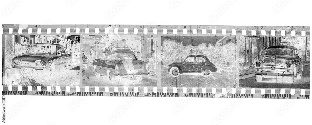 Fototapeta premium vieux négatif photo format 24x36 noir et blanc,usé et rayé, PNG sur fond transparent