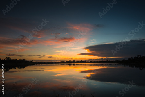 Obraz na płótnie Sunset on the lake landscape w salonie