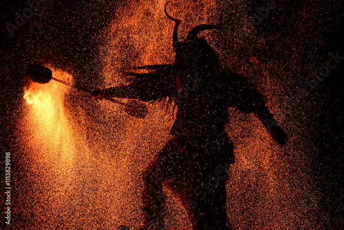 Rauhnachtbrauchtum. Als Teufel verkleidete Menschen tanzen im Funkenregen