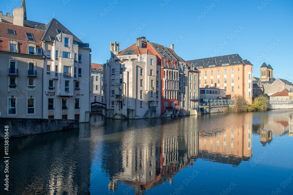 vue du centre ville de Metz, au bord de la Moselle à proximité du petit port de plaisance reflet des bâtiment dans l'eau vue du centre ville de Metz, au bord de la Moselle à proximité du petit port de plaisance reflet des bâtiment dans l'eau