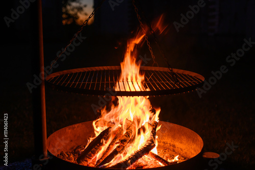 Nocne ognisko na świeżym powietrzu, romantyczny nastrój  photo