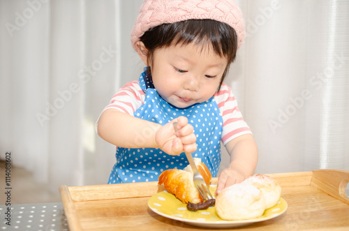 食事中の子供 photo