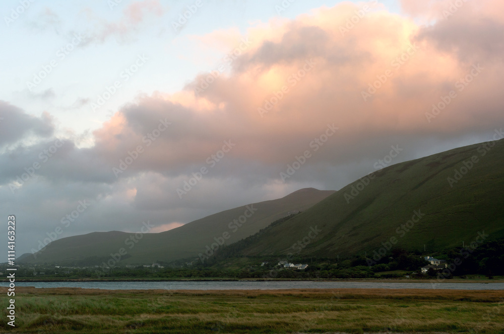 Naklejka premium A beautiful mountain range with a cloudy sky in the background