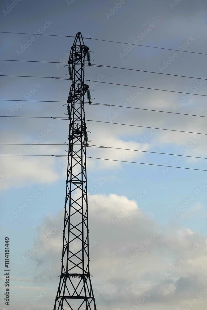 Pylône électrique devant un ciel nuageux Pylône électrique devant un ciel nuageux