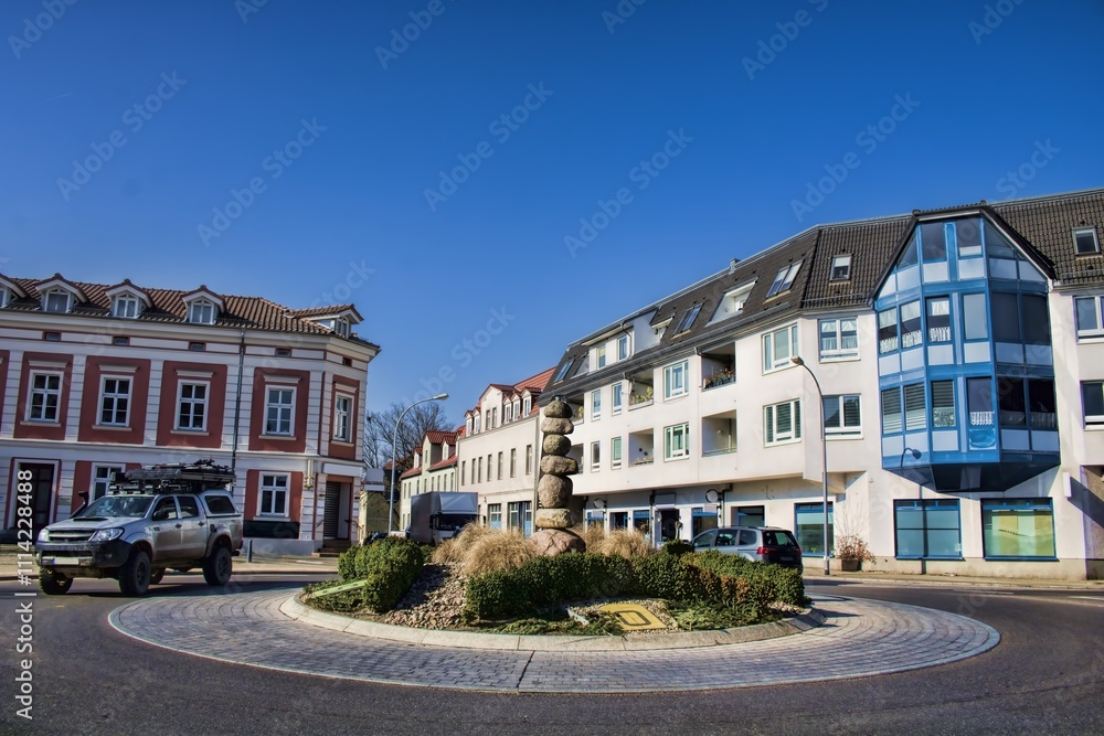 seelow, deutschland - stadtzentrum mit neuen und alten gebäuden