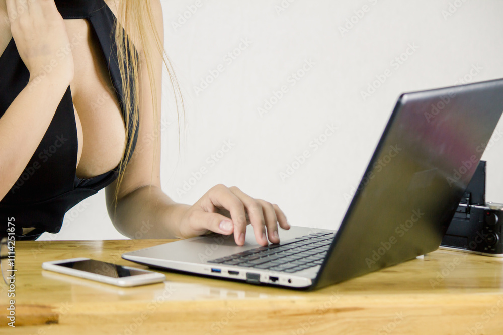 Fototapeta premium The consulting business is popular for business people who are starting a new business to seek advice in the office or request online consultation from a team of knowledgeable and capable consultants.