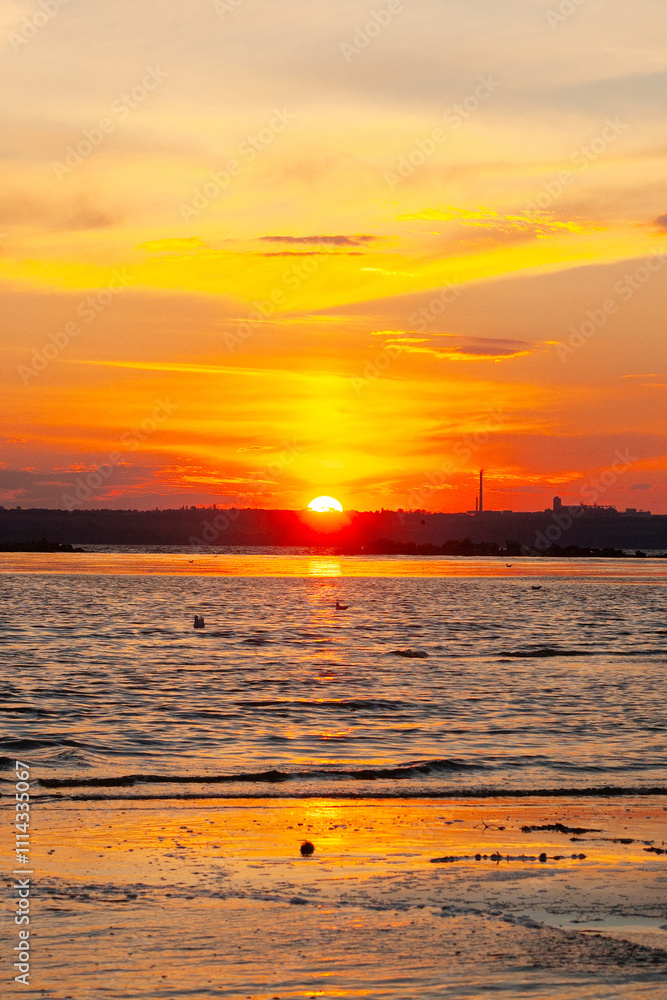 Naklejka premium Golden reflections sunset serenity on the river