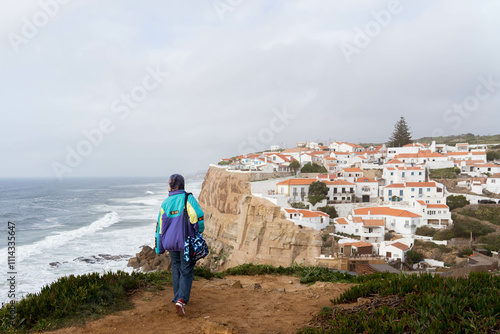 Chica paseando y haciendo fotos por el pueblo de Azenhas do Mar (Sintra)