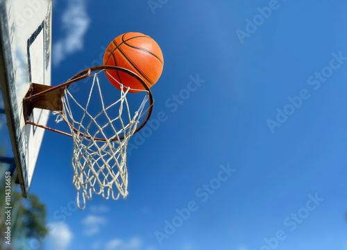 バスケットゴールとボール
