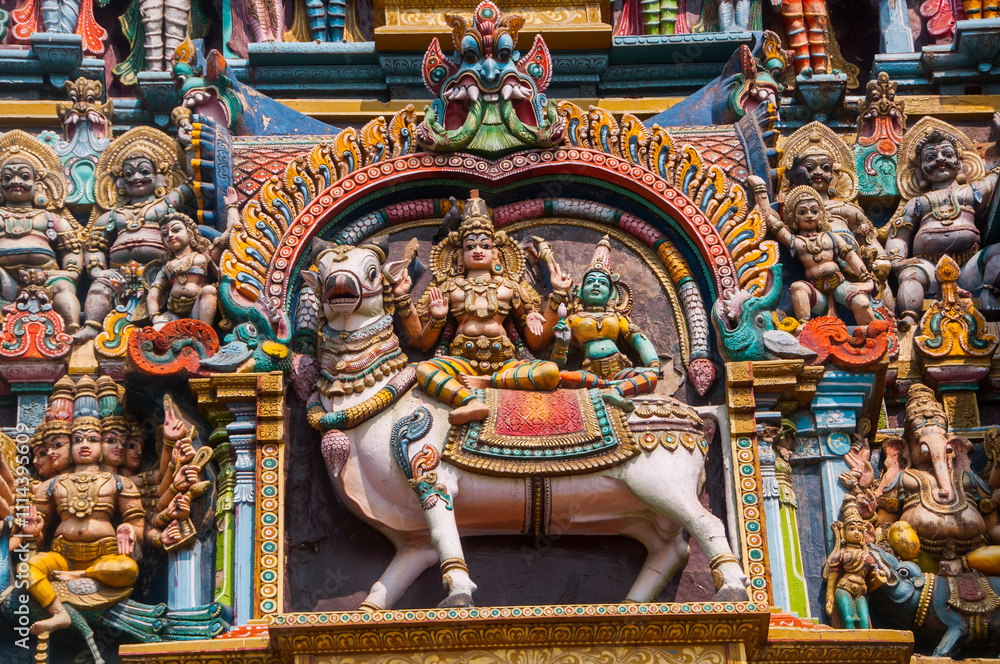 Obraz premium Details of Meenakshi Temple, One of the biggest and oldest temple in Madurai, India.