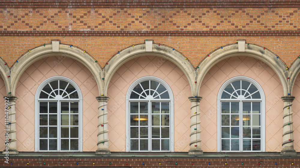 Obraz premium Three windows under arch of building in Country Club Plaza area of Kansas City, Missouri