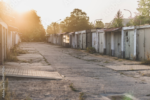 rząd starych garaży samochodowych w porannym świetle słońca latem