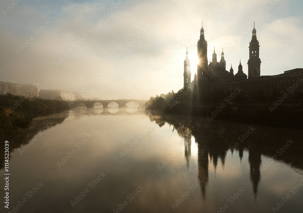 Fototapeta premium Silhouette of Basilica del Pilar with Morning Mist on the Ebro River