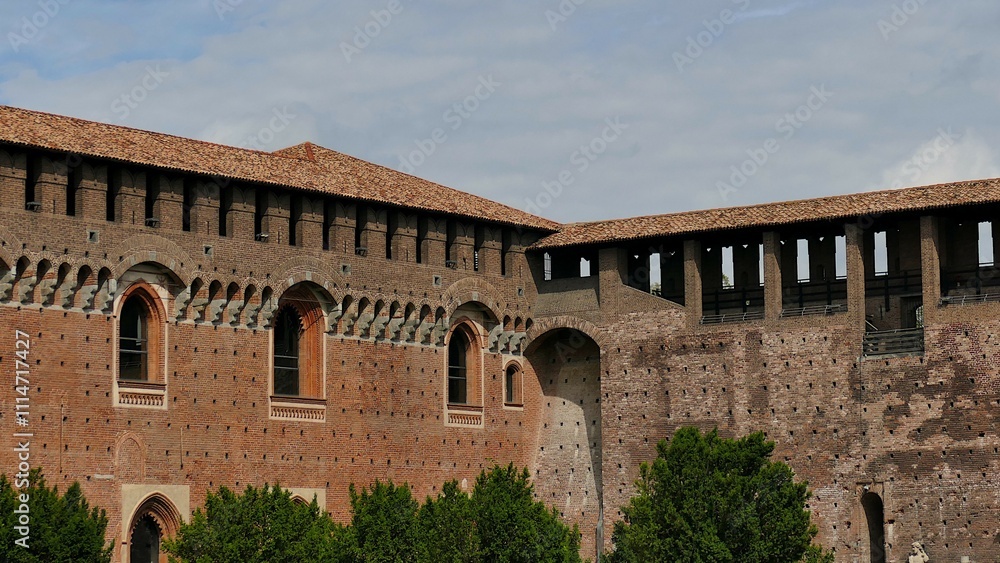 Fototapeta premium Façades bordant l’ancienne place d’arme à l’intérieur du château ducal des Sforza à Milan