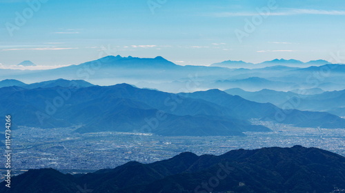 秋の飯綱山山頂からの絶景　長野市の街越しの甲信地方の山々　　長野市　長野県　日本