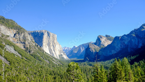 Quadro su tela blue skies panoramic yosemite tunnel top view, yosemite national park