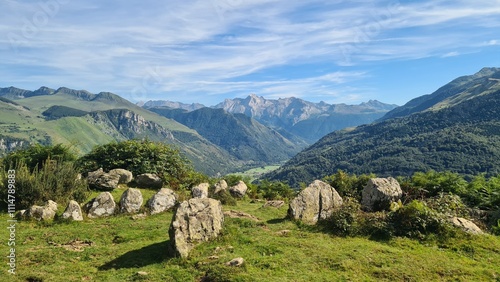 L'un des cromlechs de Lous Couraus dominant la vallée d'Ossau photo