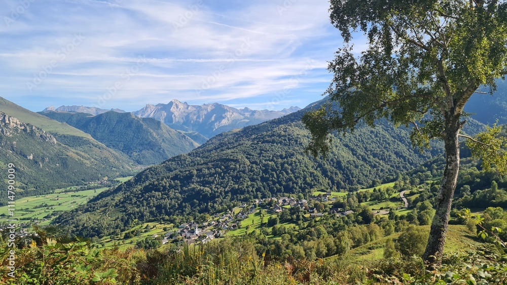 Naklejka premium Bilhères et la vallée d'Ossau vus depuis les cromlechs de Lous Couraus