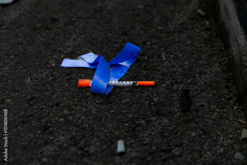 Foto A discarded syringe is seen on a downtown path The closure of safe-injection sites has done little to stop a proliferation of used needles on the streets