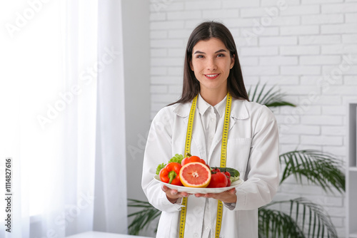 Female nutritionist with he...