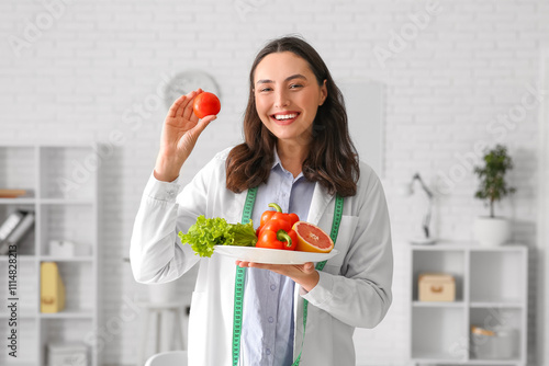 Young female nutritionist w...