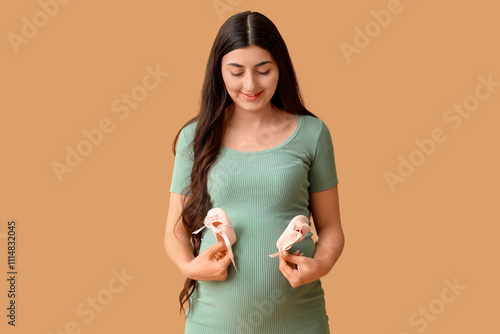 Happy pregnant woman holdin...