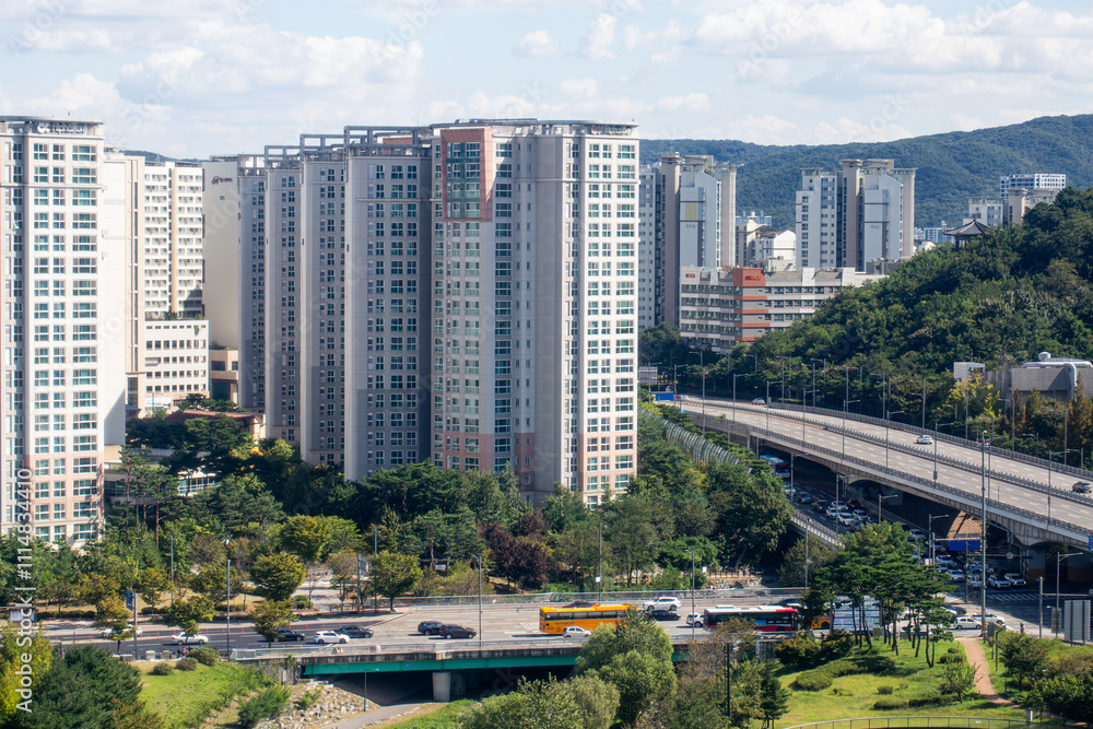 Obraz premium Seoul, South Korea - September 23, 2024: City View of Seoul Korea with High Buildings, Homes, Houses, Apartments, Streets 서울 관광 고층 건물 아파트