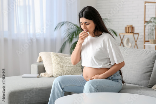 Beautiful pregnant woman su...