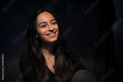 mujer morena española sonriendo modelo 21 años 2024