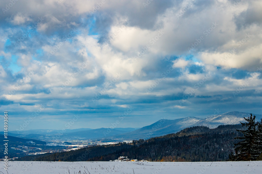 Obraz premium Blick vom Silberberg (bayerischer Wald) über Bodenmais ins Zellertal.