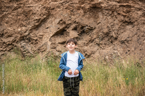 niño jugando y viviendo aventuras en la montaña