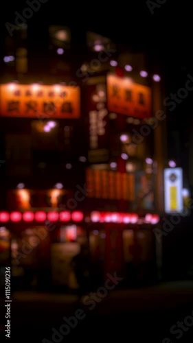 夜の地方都市　明るく照らされた居酒屋　縦動画