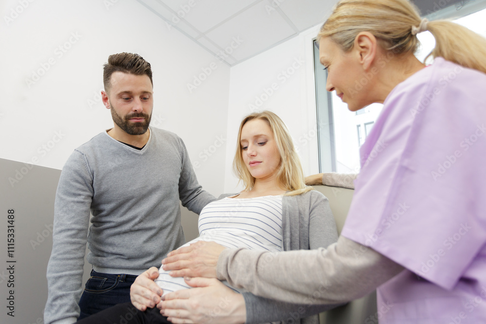 Obraz premium female doctor doing ultrasound scan for pregnant woman in hospital