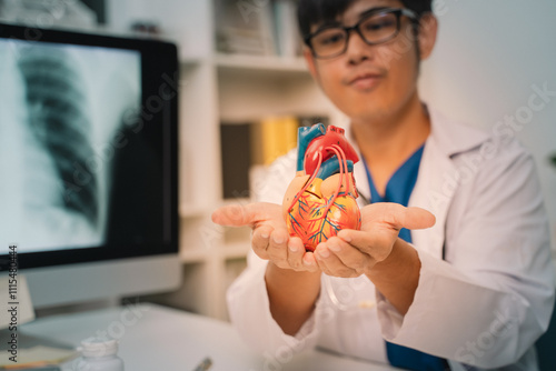 At the hospital, the cardiologist reviewed the anatomy of the heart with the patient, explaining the disease and emphasizing the importance of proper care and medicine for health.