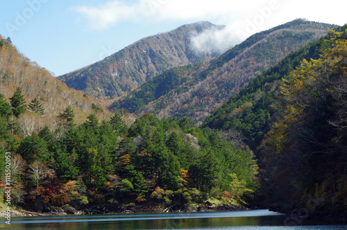 奥日光の秋は美しく優しい。木々は輝き、水は穏やかに、足元では、落ち葉がカサコソと語りかけて来る。決して一人ではない。どこからか囀りが聞こえてくる。優しい日差しが私を暖かく包んでいる。ゆっくりと山道を登っていく。時折、苔の生えた倒木に腰をおろして深々と深呼吸。里山のやさしさ、暖かさは、私の心を癒してくれる。いつまでも此処に留まっていたい気持ちに駆られる。そして、私は暖かいコーヒーを口にした。