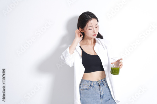 黒いブラトップを着た若い女性の健康的なポートレート photo