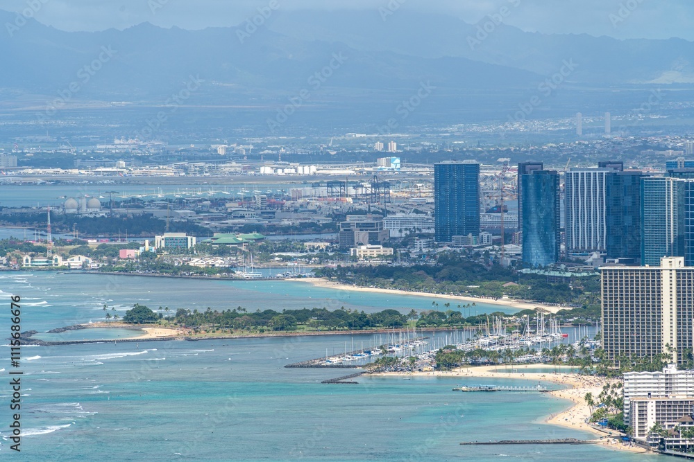 Obraz premium Aerial view of Honolulu's coastline and skyline.