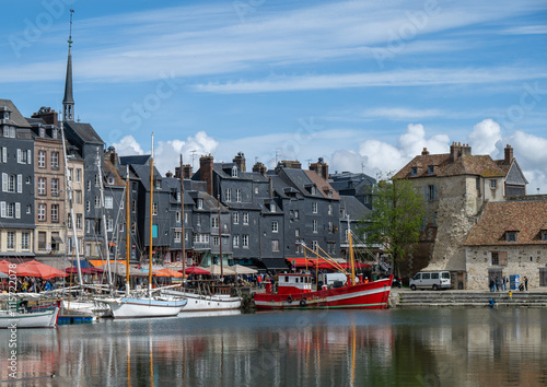 historische Häuser und Boote am malerischen Hafen von Honfleur, Normandie, Frankreich