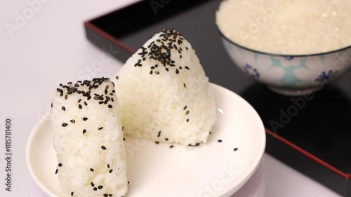 生米とおにぎり、手作りの味　塩むすび、シンプルなおにぎり
