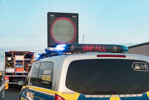 Polizei sperrt die Strasse nach einem Umfall photo