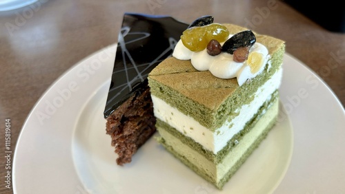 2つのケーキ：チョコレートケーキと抹茶ケーキ
