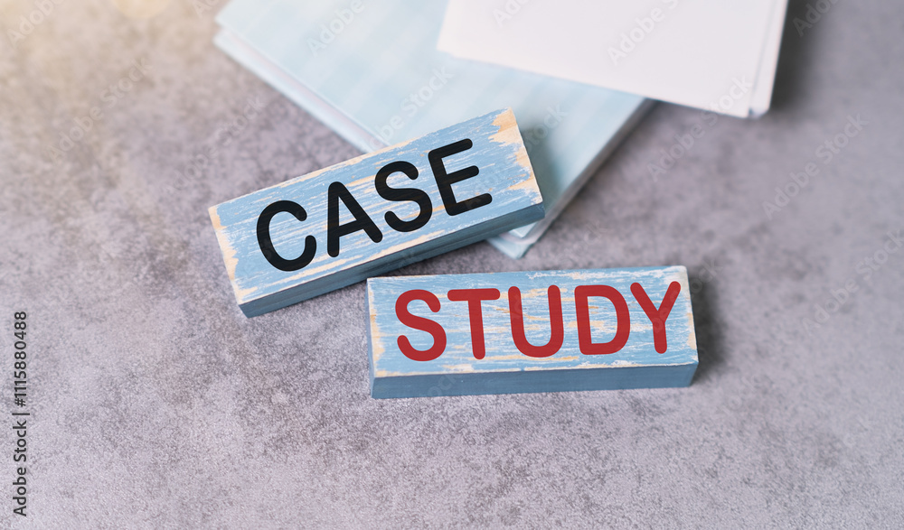 Obraz premium Case study text concept written on wooden blocks lying on a table